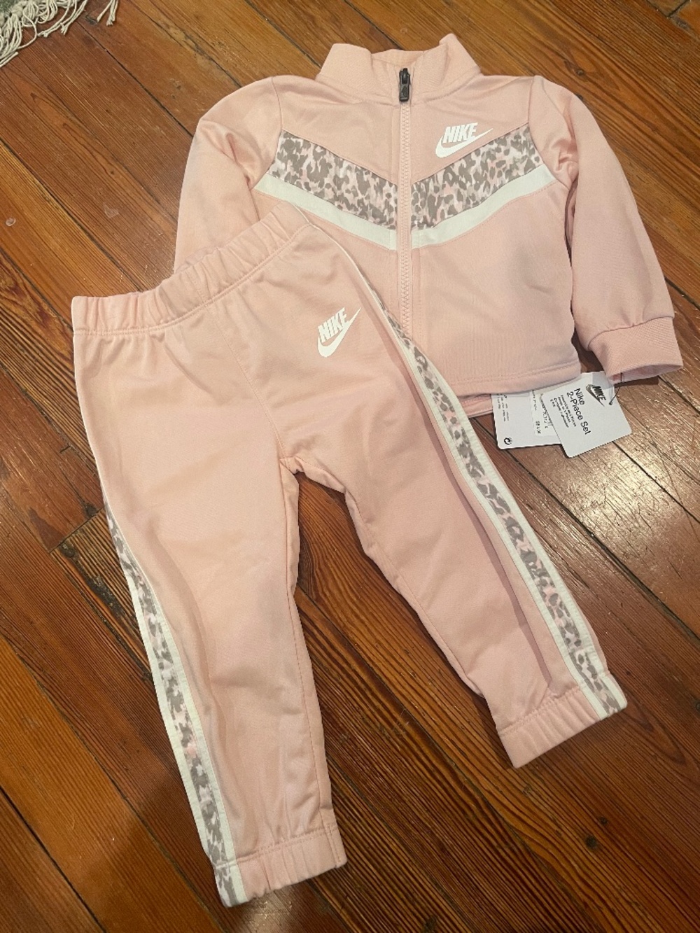 NWT Nike Baby 2 piece set - Size 18M